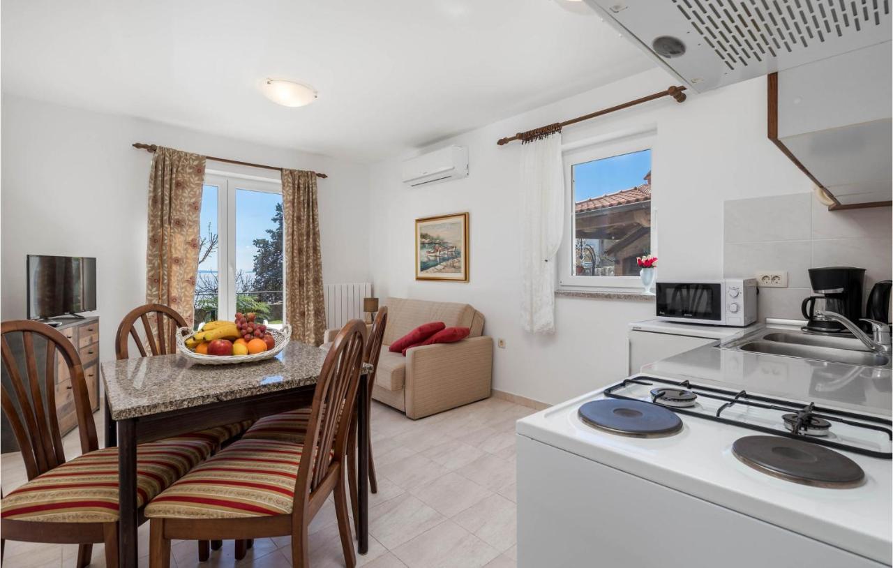 1 Bedroom Cozy Apartment In Ичичи Экстерьер фото