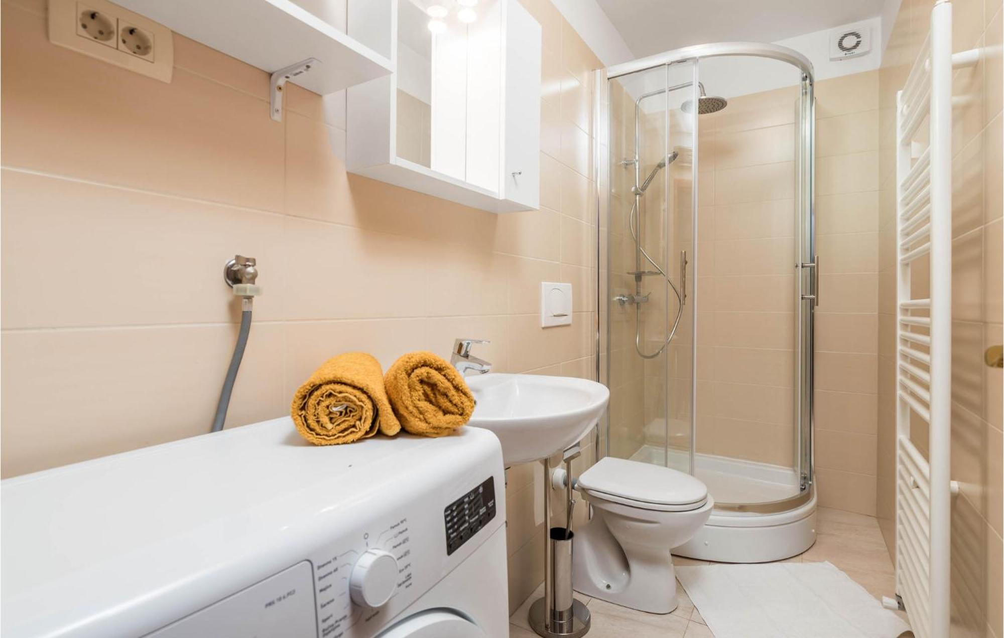1 Bedroom Cozy Apartment In Ичичи Экстерьер фото
