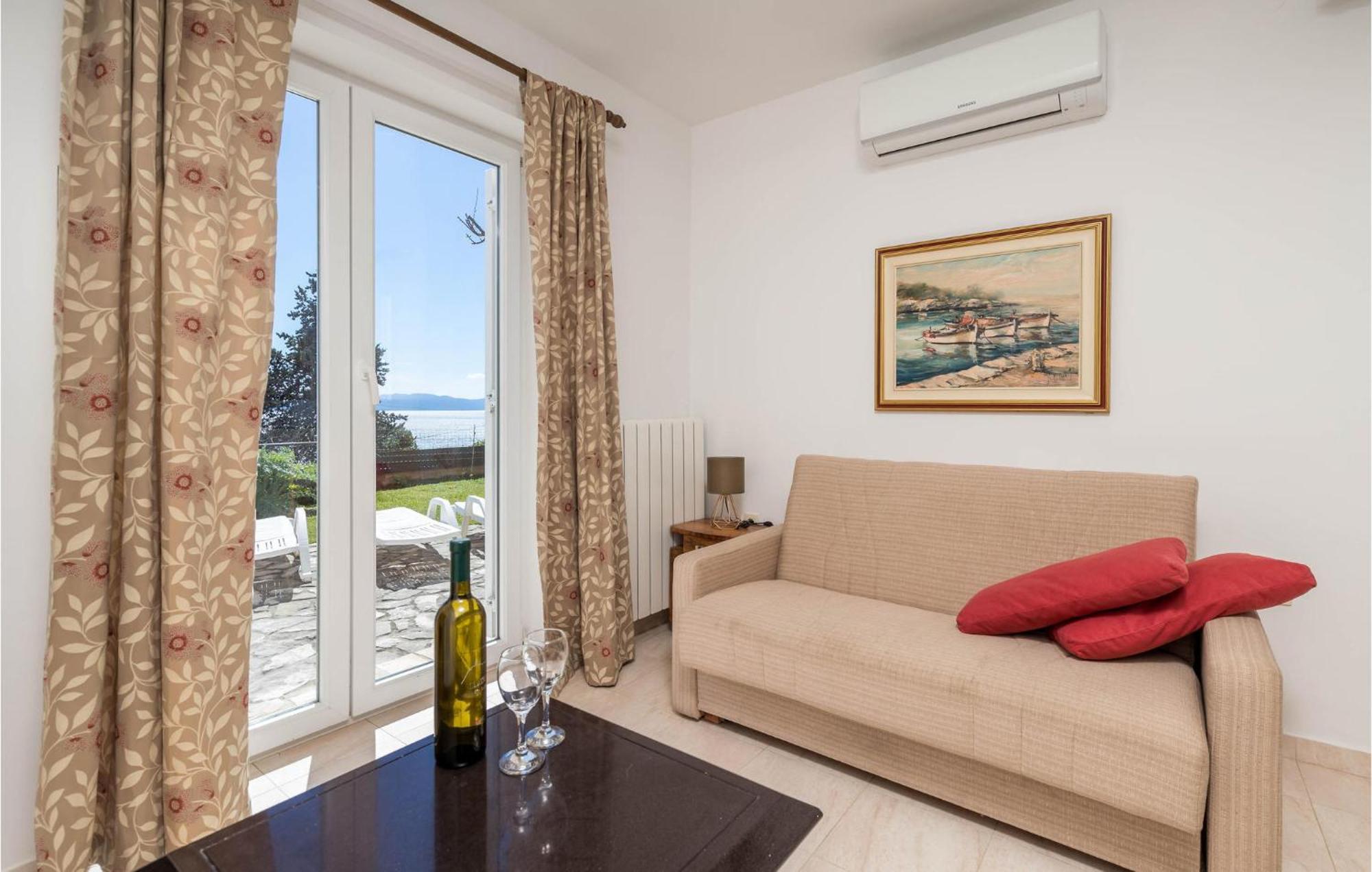 1 Bedroom Cozy Apartment In Ичичи Экстерьер фото