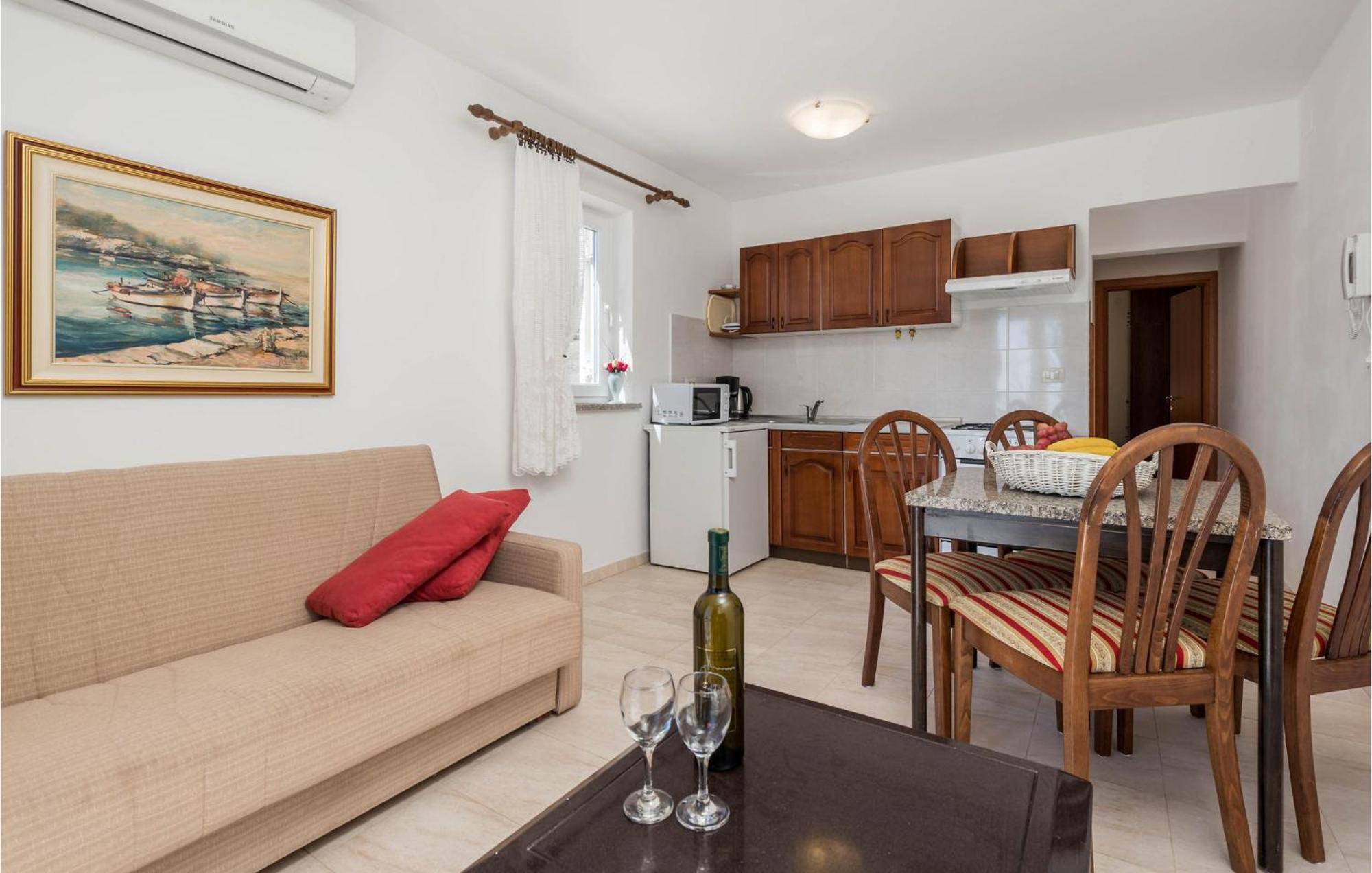 1 Bedroom Cozy Apartment In Ичичи Экстерьер фото